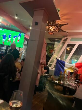 Best Sports Bars in Paris - L'étoile de Charonne