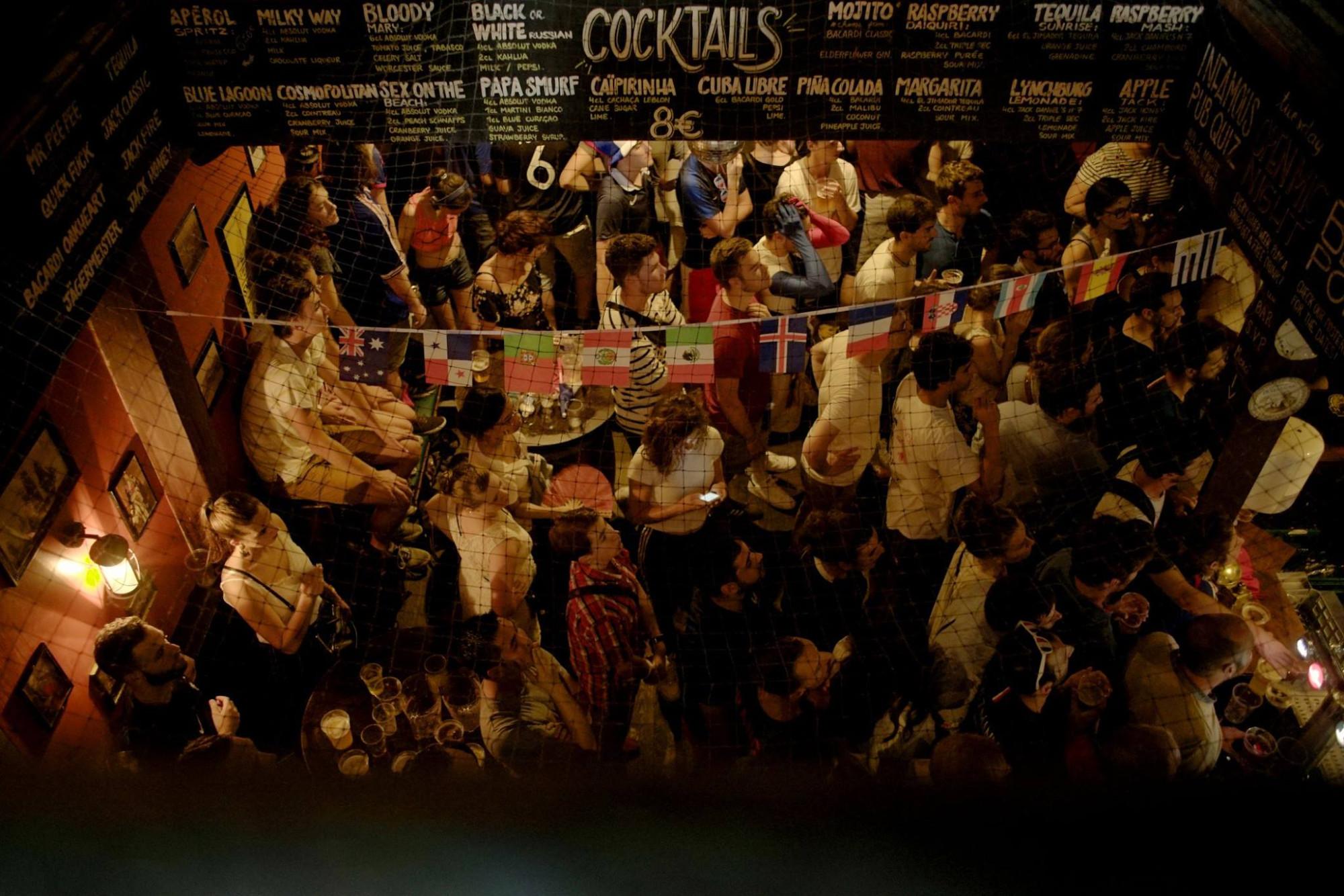 Best Sports Bars in Bordeaux - HMS Victory