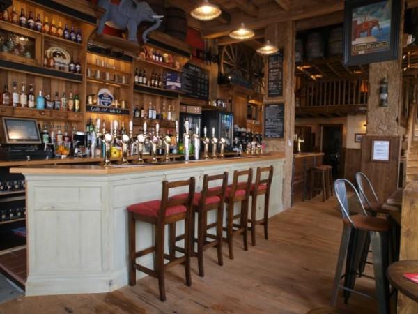 Best Sports Bars in Lyon - Elephant & Castle