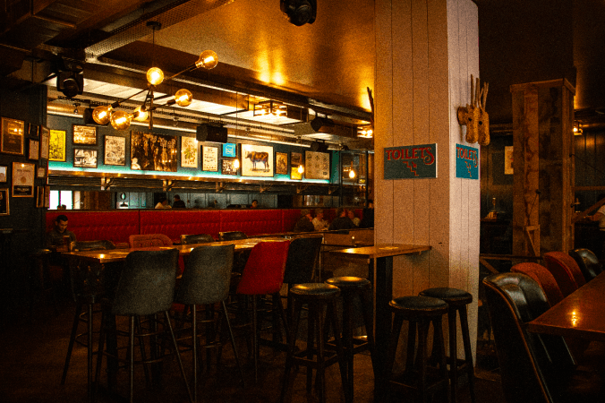 Best Sports Bars in Paris - Frog XVI
