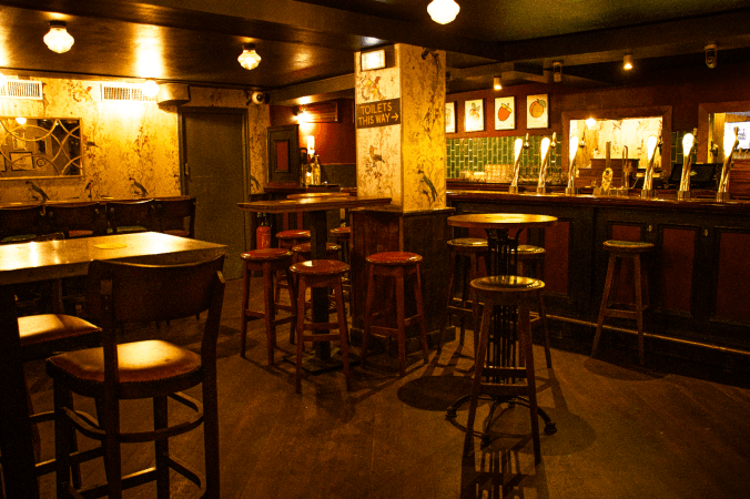 Best Sports Bars in Paris - Frog XVI