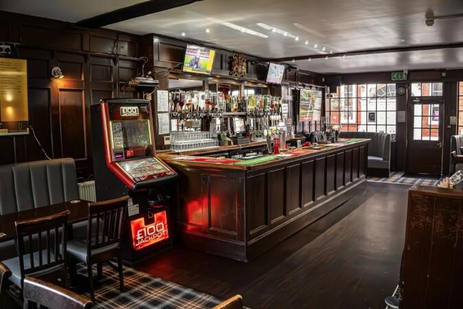 Best Sports Bars in Rochester - Jolly Knight