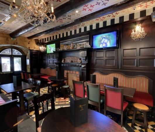 Best Sports Bars in Marseille - The Queen Victoria