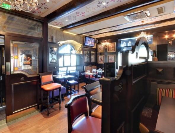 Best Sports Bars in Marseille - The Queen Victoria