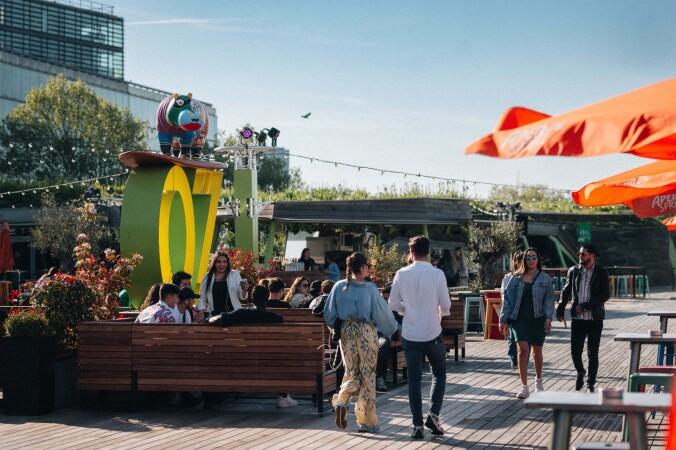 Best Sports Bars in Paris - Café Oz Rooftop