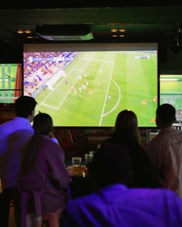 Best Sports Bars in Paris - Café Oz Rooftop