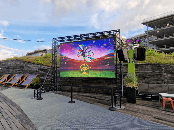 Best Sports Bars in Paris - Café Oz Rooftop