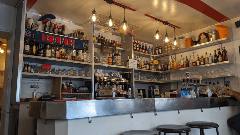 Les Meilleurs Bars à Paris - Le Petit Hameau - Bistrot à l'ancienne