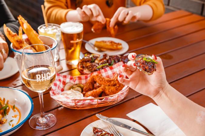 Best Sports Bars in Aitkenvale - Tom's Tavern