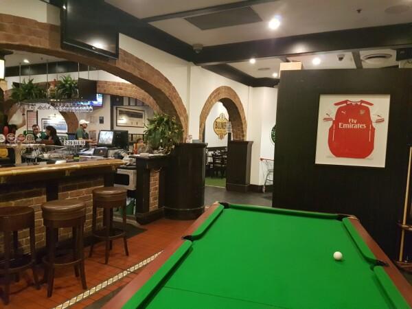 Best Sports Bars in Surfers Paradise - The Local Tavern