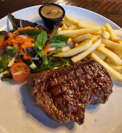 Best Sports Bars in Surfers Paradise - The Local Tavern