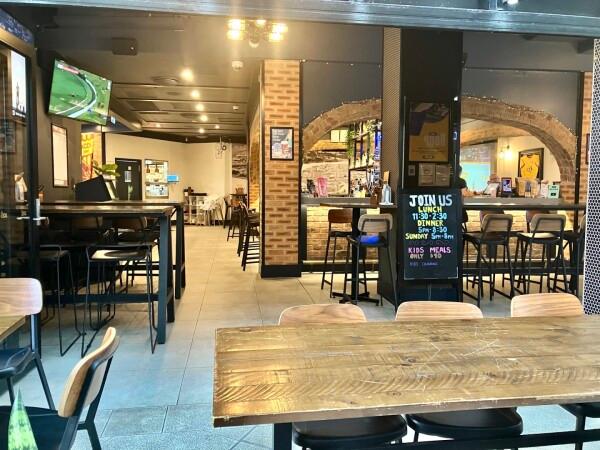 Best Sports Bars in Surfers Paradise - The Local Tavern