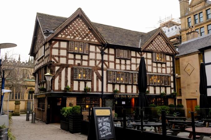 Best Sports Bars in Manchester - Old Wellington