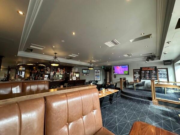 Best Sports Bars in Kew - Harp Of Erin Hotel