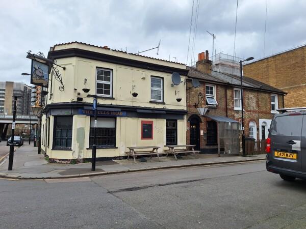 Best Sports Bars in Croydon - Bulls Head