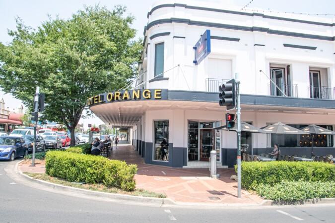 Best Sports Bars in ORANGE - Hotel Orange