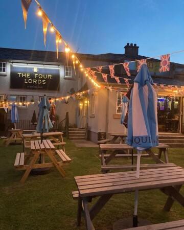 Best Sports Bars in Par - The Four Lords