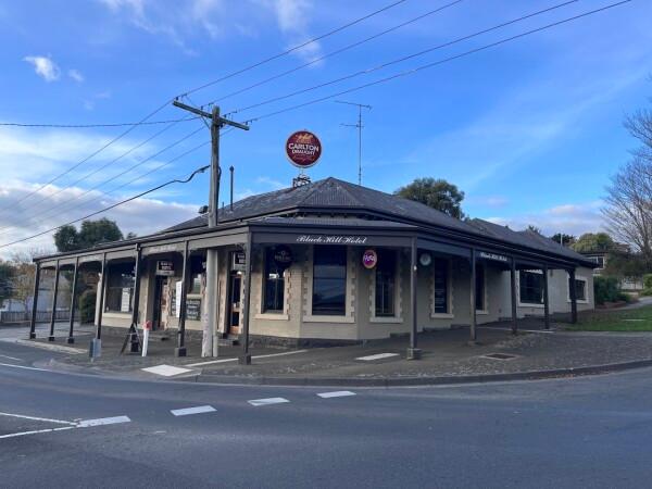 Best Sports Bars in Ballarat - Black Hill Hotel