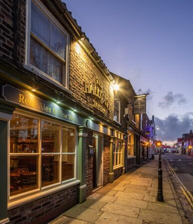 Best Sports Bars in Hull - Hallgate Tavern