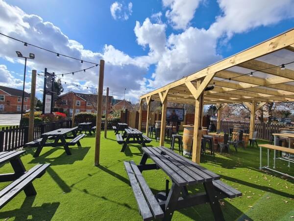 Best Sports Bars in Hull - Three Crowns