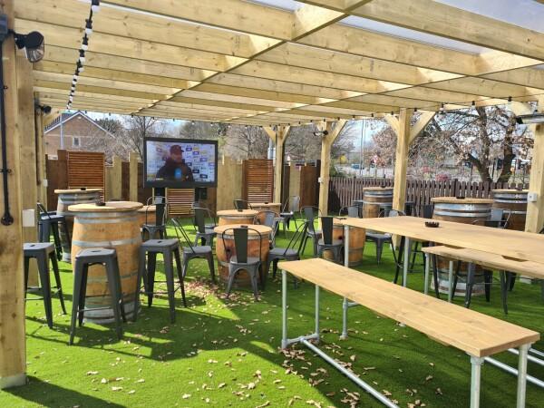 Best Sports Bars in Hull - Three Crowns