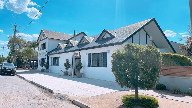 Best Sports Bars in North Wagga Wagga - Palm & Pawn Hotel