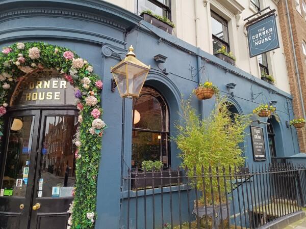 Best Sports Bars in Windsor - The Corner House - Windsor