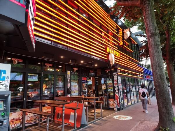 Beste Sportsbars in Hamburg - HHH UG Hooters Restaurant
