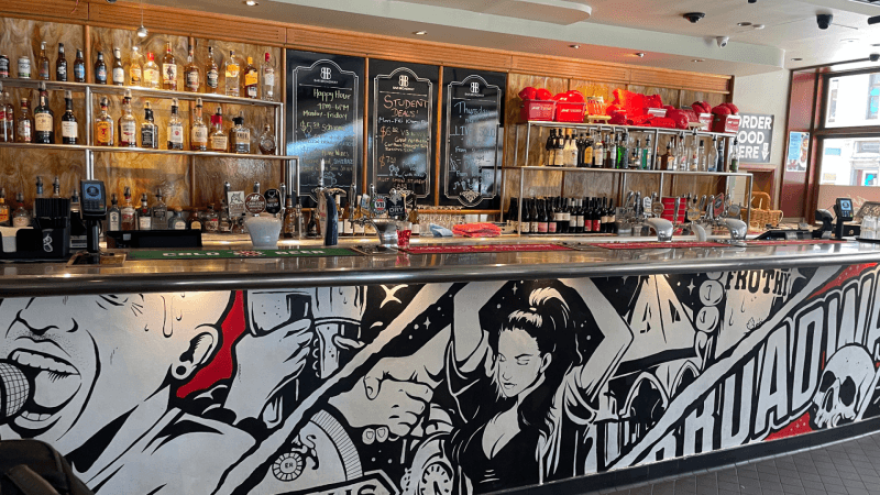 Best Sports Bars in CHIPPENDALE - Bar Broadway