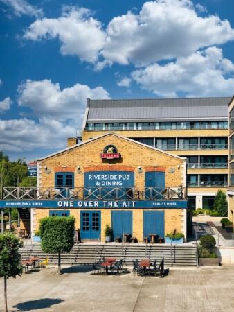 Best Sports Bars in London - One Over The Ait