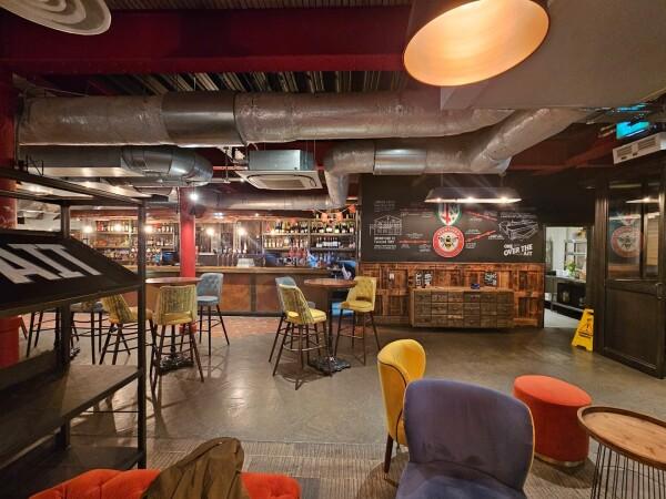 Best Sports Bars in London - One Over The Ait