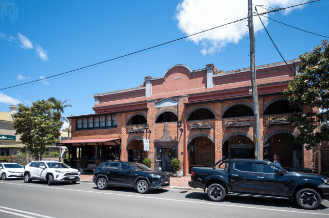 Best Sports Bars in Berry - Berry Hotel