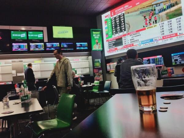 Best Sports Bars in Melbourne - The Golden Nugget