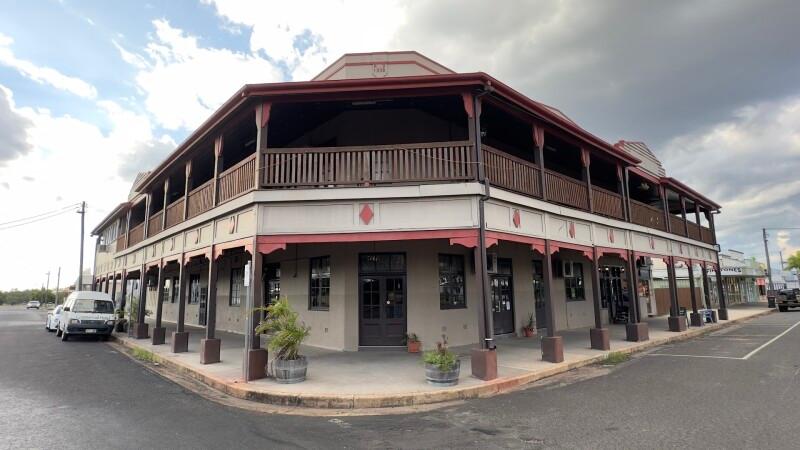 Best Sports Bars in Clermont - Commercial Hotel
