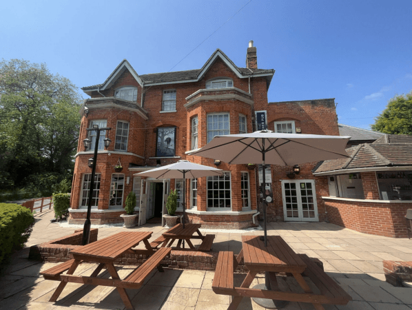 Best Sports Bars in Wokingham - The Poachers Gastro Pub