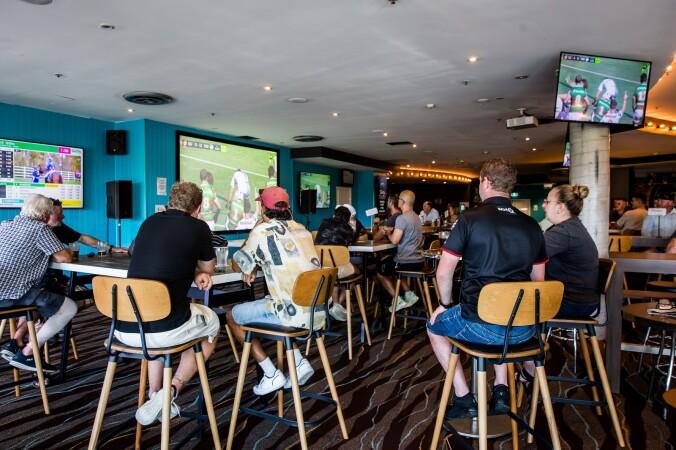 Best Sports Bars in Kingsford - Henry's at The Juniors Kingsford