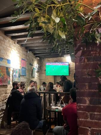 Best Sports Bars in Paris - Rosie's Smokehouse