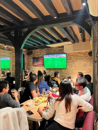 Best Sports Bars in Paris - Rosie's Smokehouse