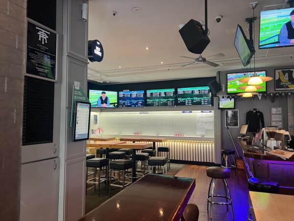 Best Sports Bars in Auckland - The Right Track Sports Cafe