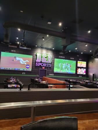 Best Sports Bars in Islandia - Dave & Busters @ Islandia