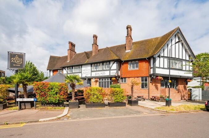 Best Sports Bars in London - Arnos Arms