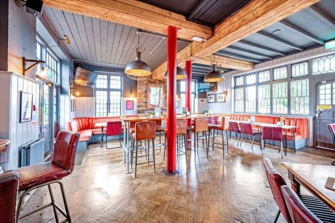 Best Sports Bars in London - Arnos Arms