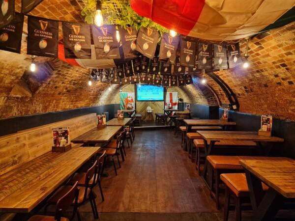 Best Sports Bars in Shrewsbury - Hole In The Wall