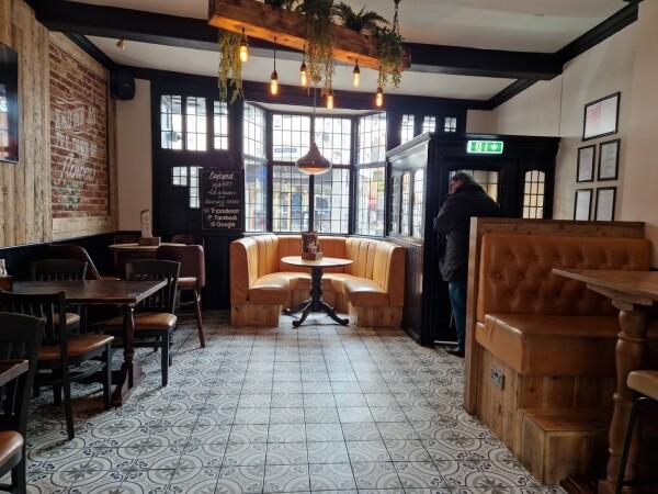 Best Sports Bars in Shrewsbury - Hole In The Wall