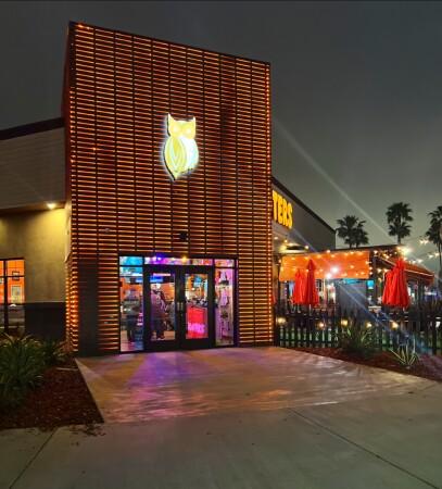 Best Sports Bars in Long Beach - Hooters @ Long Beach