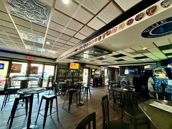 Best Sports Bars in Elmwood Park - Blue 42 Restaurant & Bar