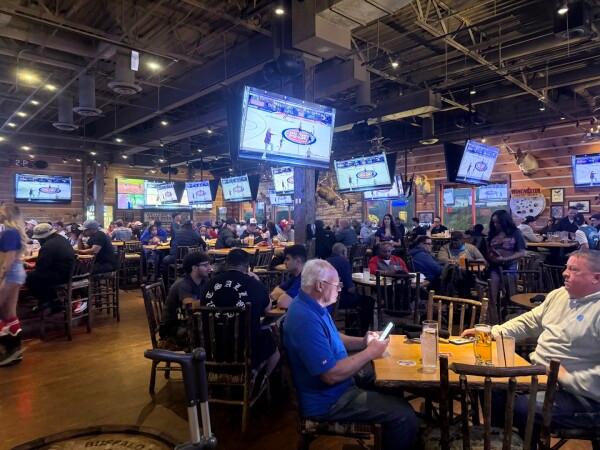 Best Sports Bars in Livonia - Twin Peaks Restaurant @ Livonia
