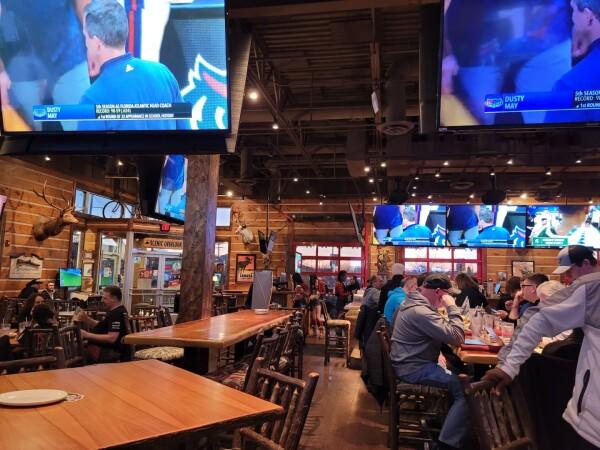 Best Sports Bars in Livonia - Twin Peaks Restaurant @ Livonia