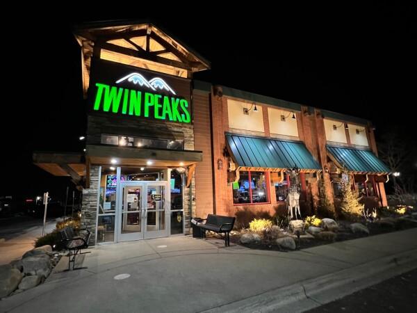 Best Sports Bars in Livonia - Twin Peaks Restaurant @ Livonia