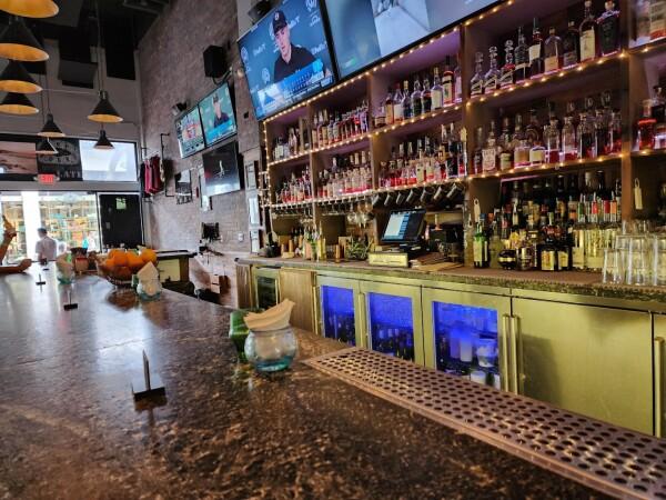 Best Sports Bars in Wailea - Pint & Cork